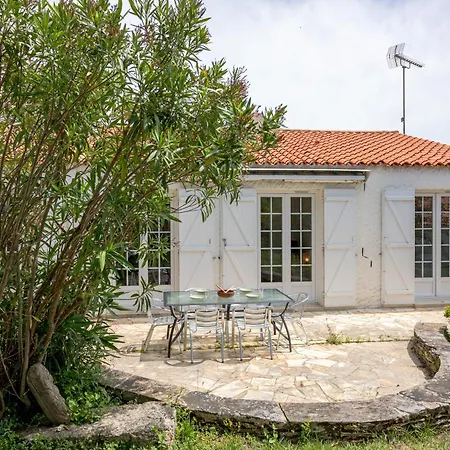 Beausejour, Maison Familiale